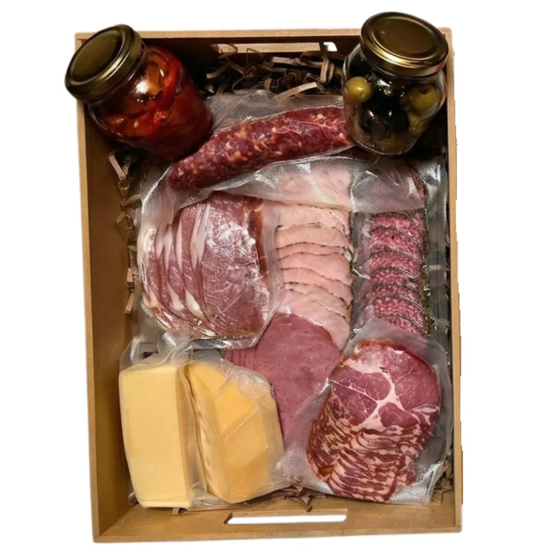 La Box Picada Premium es una selección curada de charcutería artesanal, quesos especiales, envasadas al vacío. Presentada en un packaging boutique ideal para sorprender.