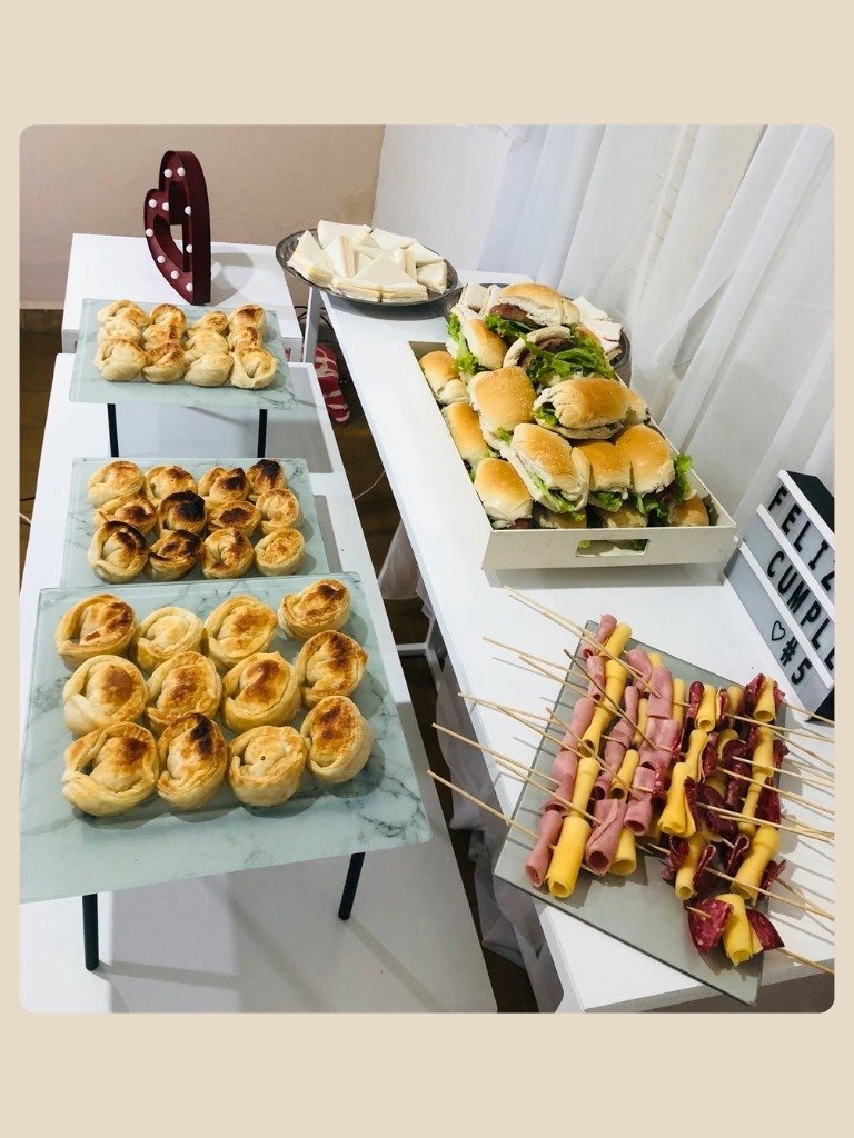 Catering gourmet pensado para empresas, eventos corporativos y reuniones ejecutivas. Incluye pernil con salsas y panes, bandejas frías, tablas de fiambres, empanadas, canastitas, pizzetas, bebidas y servicio a cargo por 3 horas (Opcional). Presentación impecable, sabores artesanales y atención profesional.