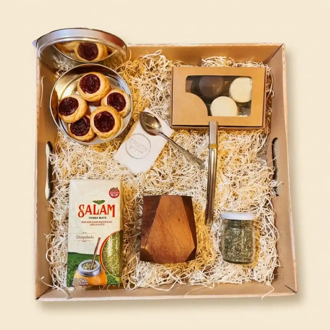 Nuestro Box Matero es el regalo perfecto para los amantes del mate, combinando tradición, calidad y detalles gourmet.