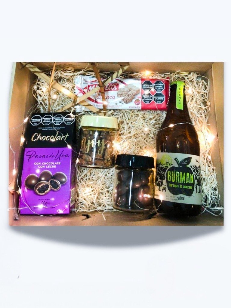 Caja navideña con 5 productos ecnomica. Ideal para presentes o regalos masivos
