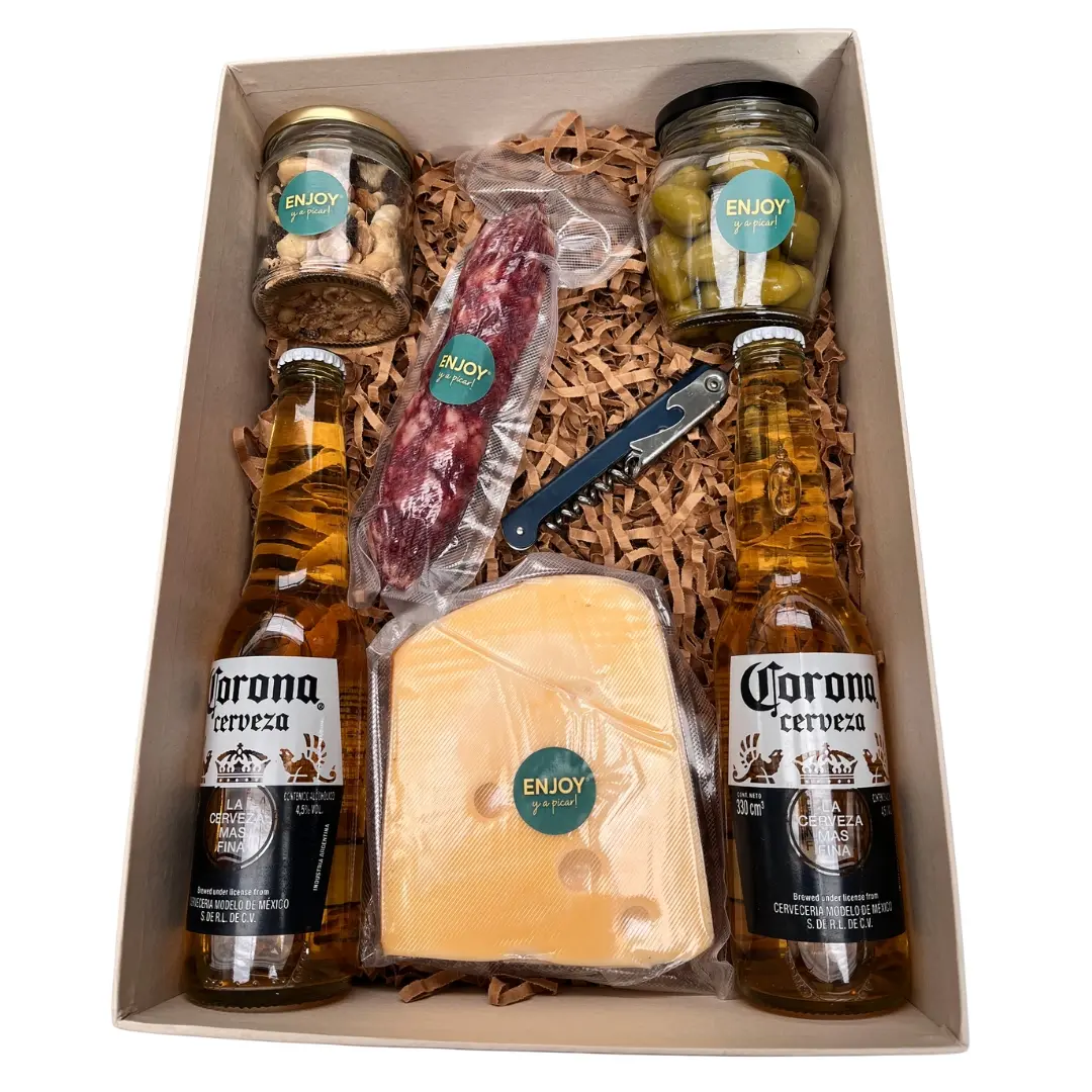 Contenido de box cervecero gourmet con cervezas Corona, queso holanda, salamín al vacío y frascos de snacks.