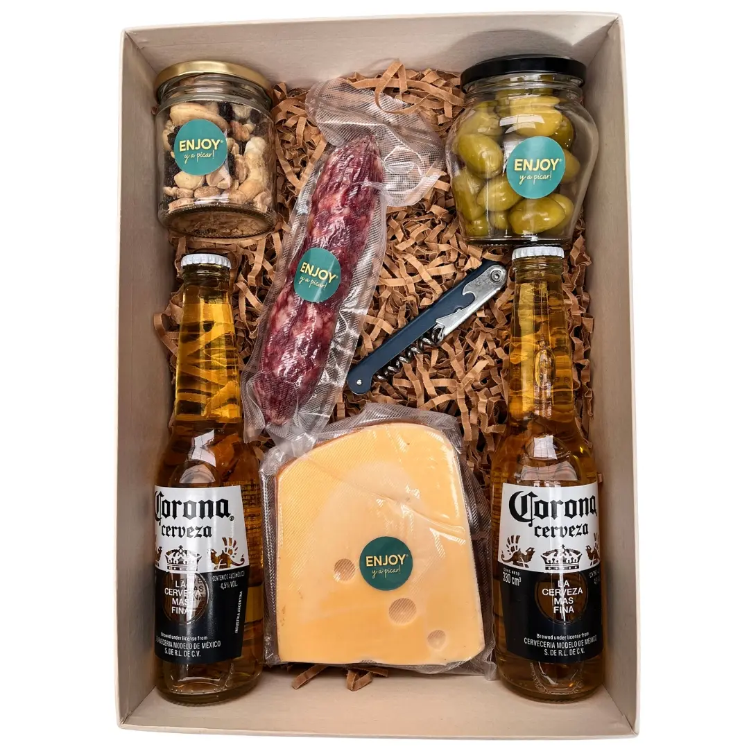 Box cervecero gourmet con cervezas Corona, queso holanda, salamín al vacío y frascos de snacks.
