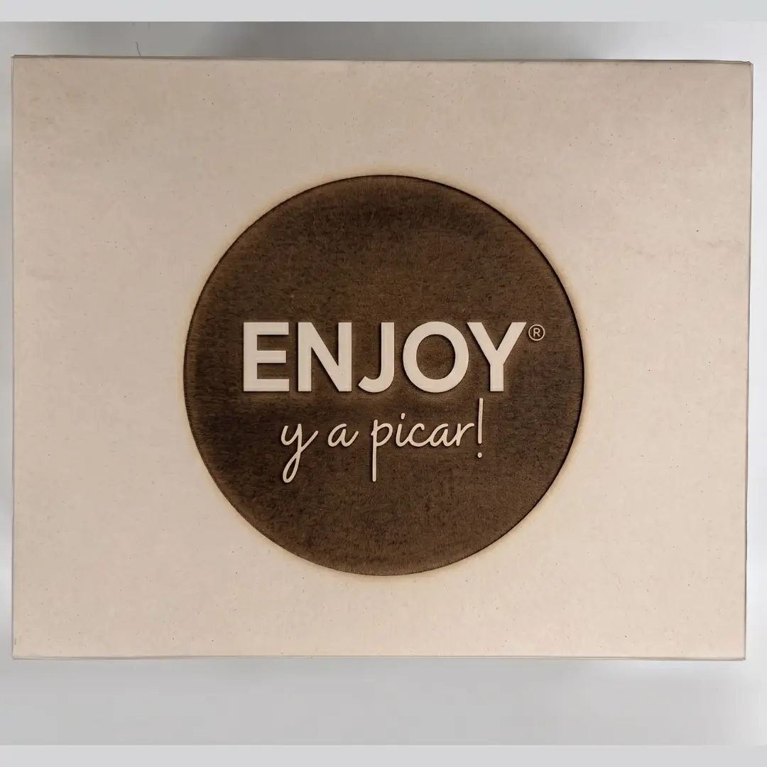 Tapa de caja rígida NAT de Enjoy y a picar con logotipo grabado con tecnología láser de alta precisión.