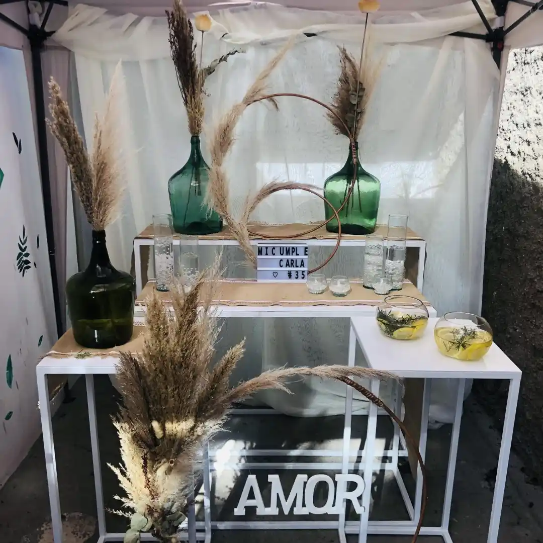 Mesa auxiliar de ambientación y decoración temática para recepciones de eventos.