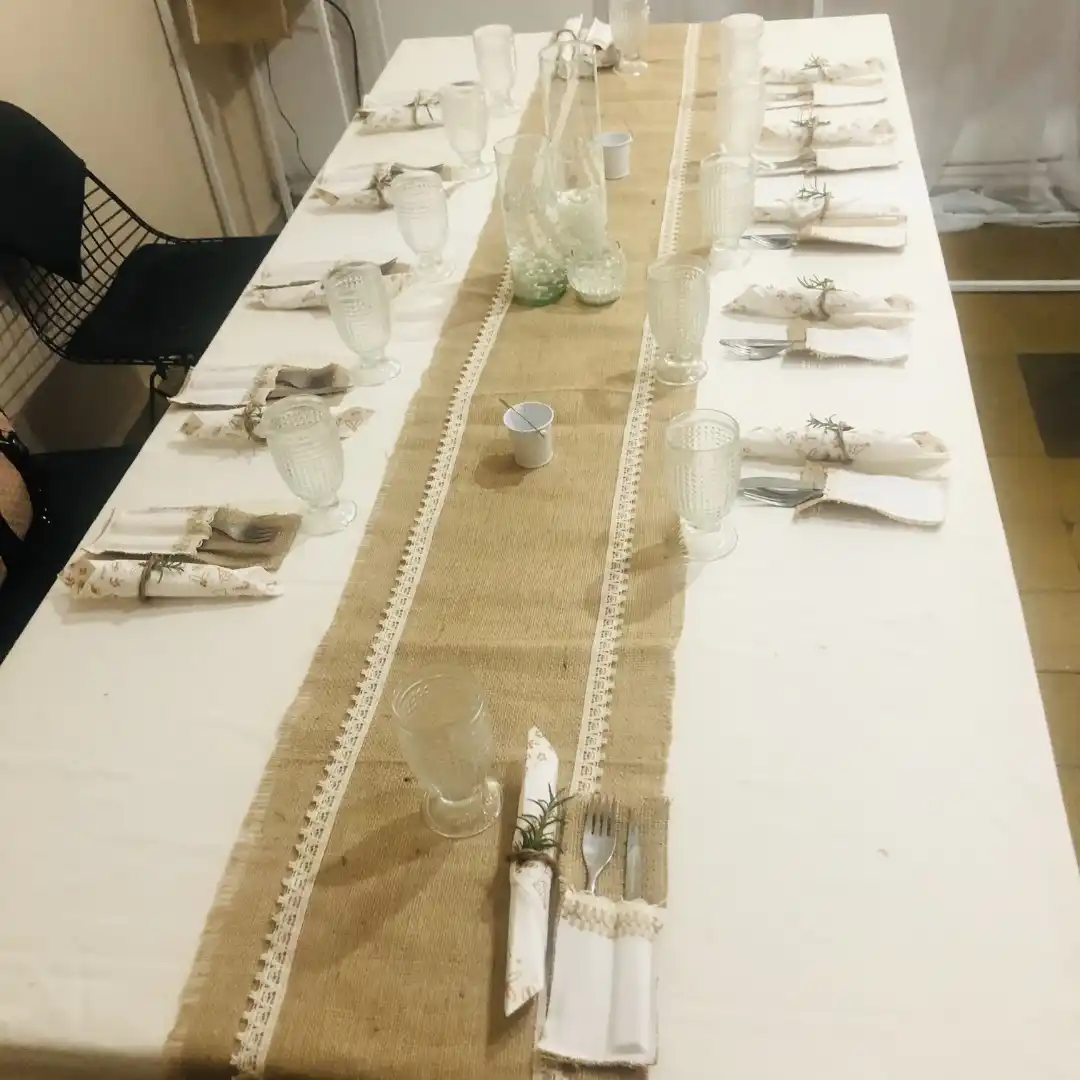 Montaje integral de mesas gastronómicas y vajilla completa para eventos de Enjoy y a picar.